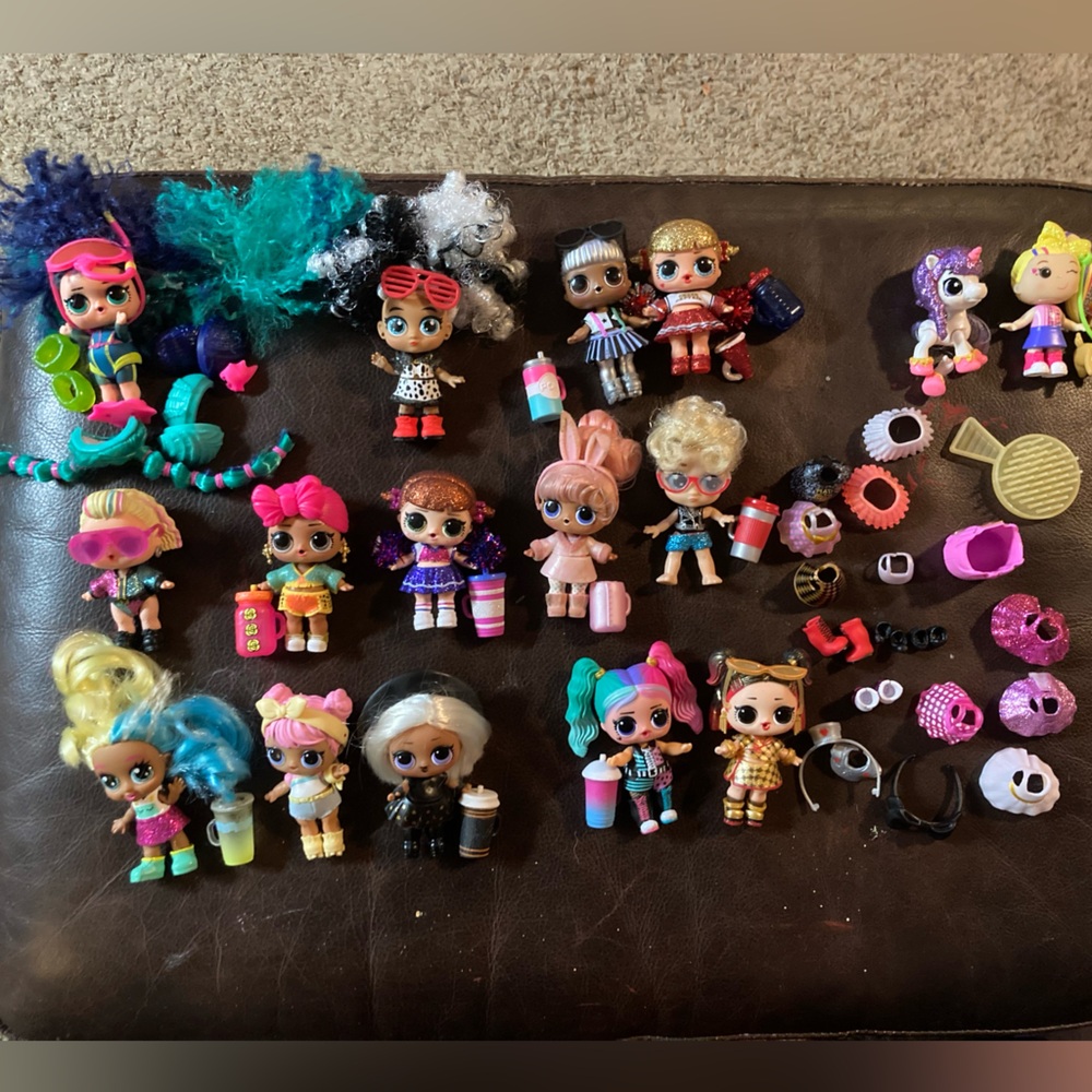 Lot of LOL Surprise dolls
